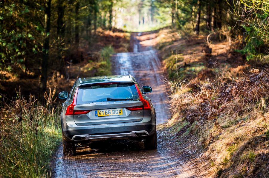  Volvo V90 D5 Cross Country 2017 года  (UK) (фото 2 из 8)
